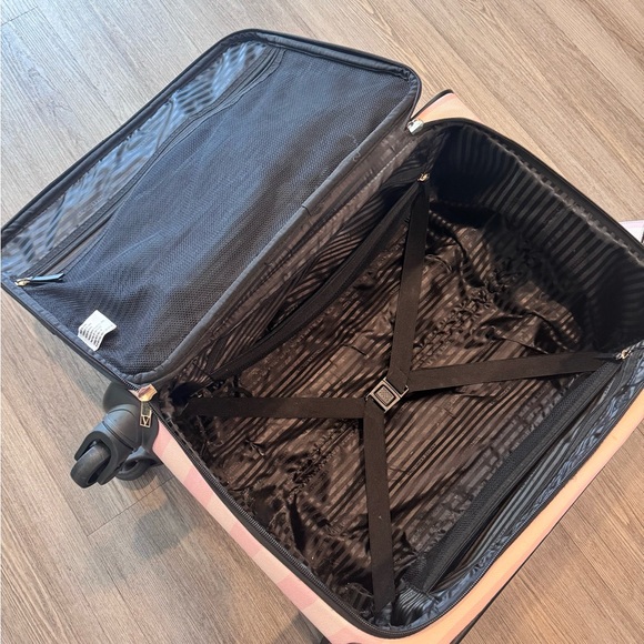 VICTORIAS SECRET CARY ON LUGGAGE - Picture 7 of 8